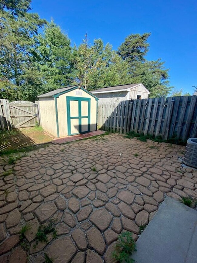 Building Photo - Brigth 2 Level Townhome in Spotsylvania