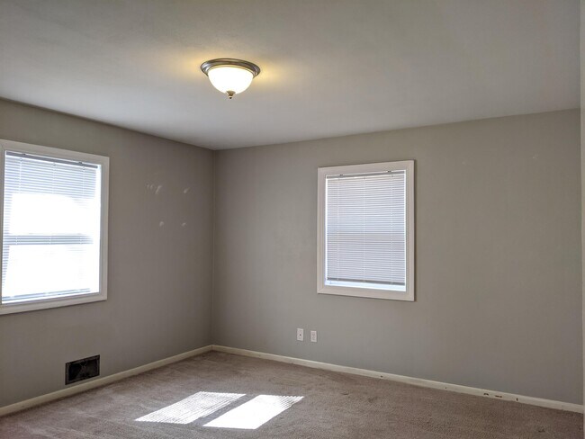 Building Photo - 1412 Gorham Pl