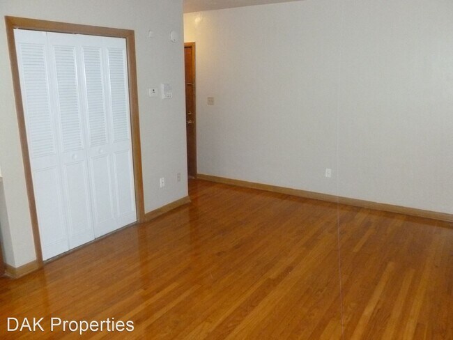 Building Photo - 1112 E Knapp St