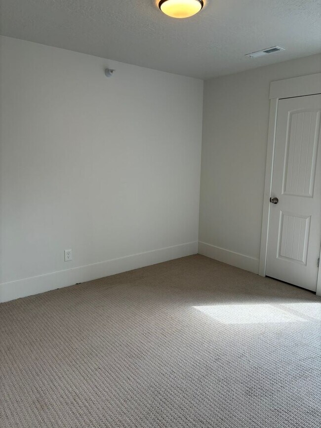 Foto del edificio - 2 bedroom 2.5 bath townhome