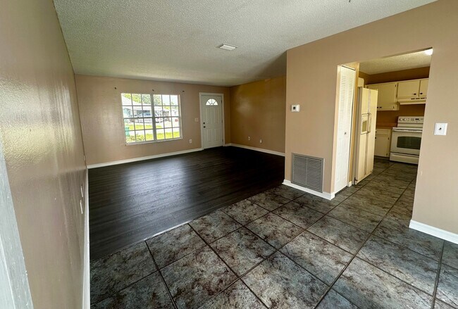 Foto del edificio - 6574 Bamboo Ave