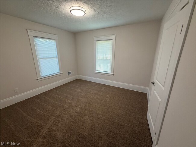 Foto del edificio - 10524 Lee Ave