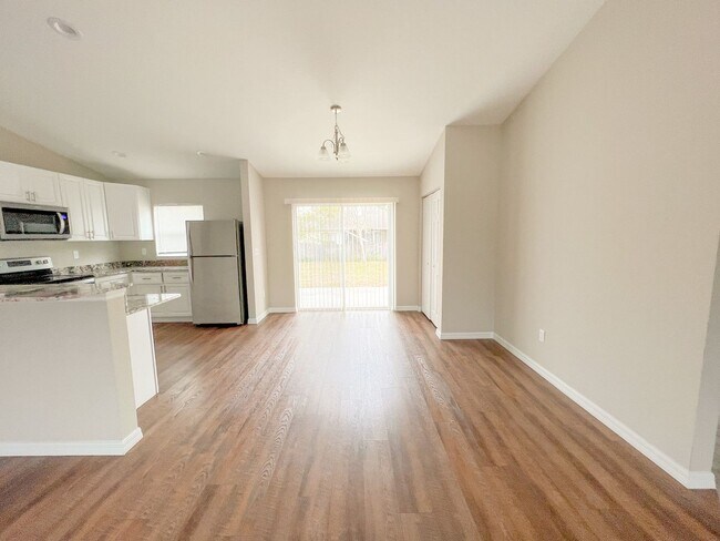 Foto del edificio - AVAILABLE NOW! Beautiful 3 Bedroom, 2 Bath...