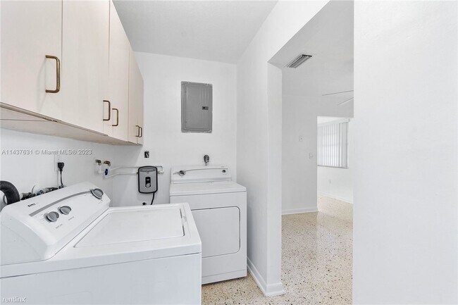 Building Photo - 2 br, 1 bath Duplex - 11059 SW 3rd St