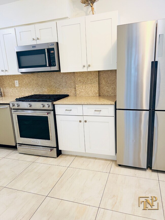 Building Photo - 2479 E 2nd St