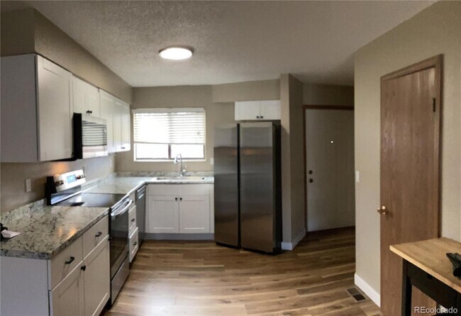 Foto del edificio - 8733 W Cornell Ave