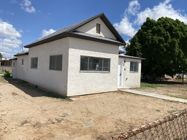 Building Photo - 1686 W 1st St