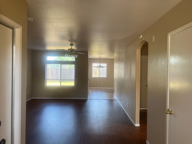 Foto del edificio - 2152 W. MARTINHO 4 BEDROOM 2 BATHROOM HOME...