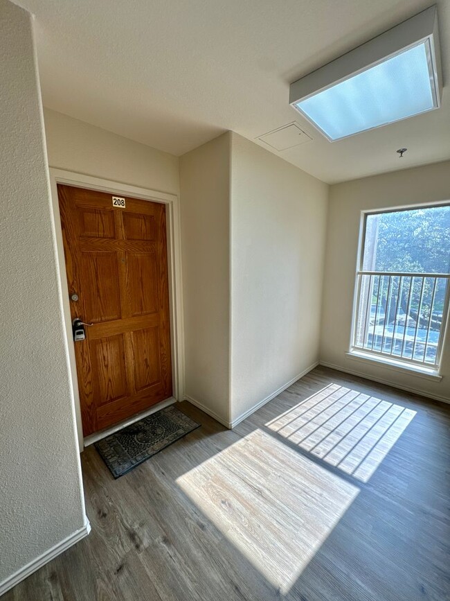 Building Photo - Welcome to this charming 1 bedroom, 1 bath...