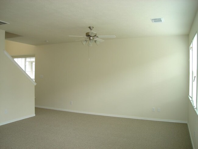 Building Photo - Cozy townhome in quiet neighborhood