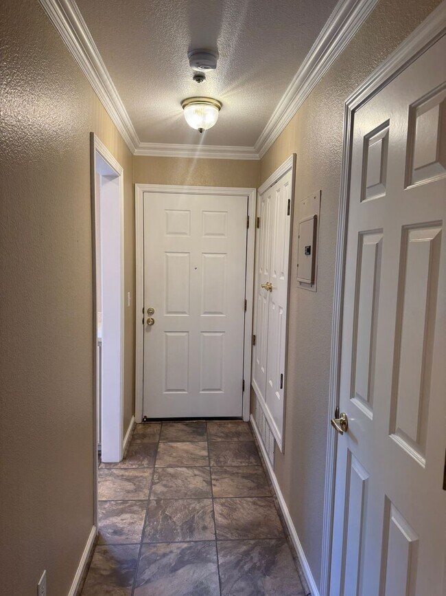 Building Photo - Nice Upper Unit in the Desired Ashford Court is Available Now!