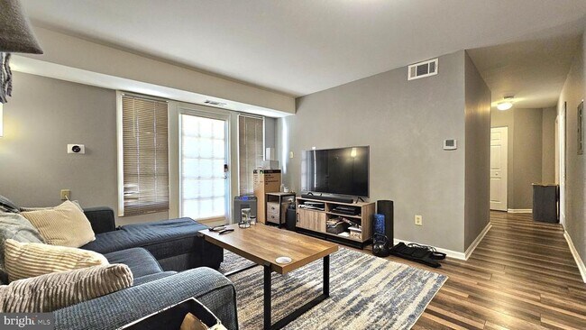 Foto del edificio - 5802 Torington Dr