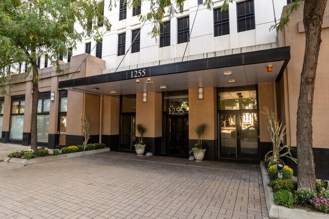 Foto del edificio - 1255 S State St