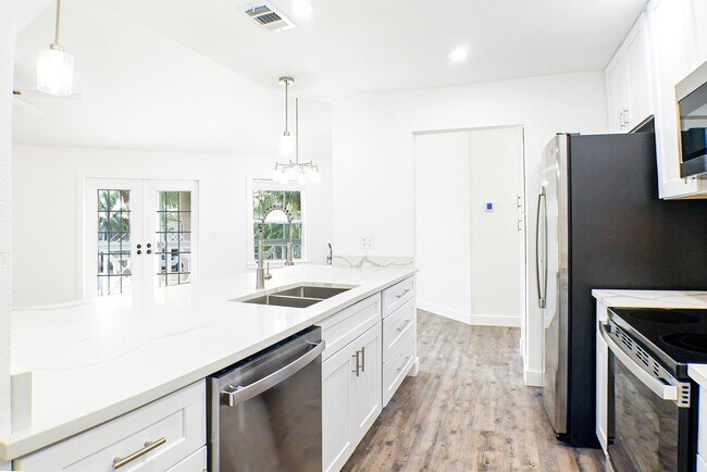 Building Photo - Beautifully renovated 3-bedroom, 2-bathroom home in North Fort Myers