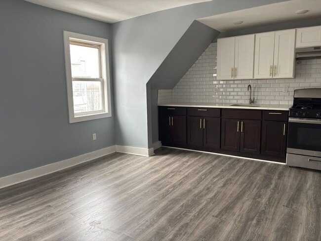 Building Photo - 272 W Runyon St