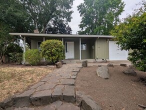 Building Photo - 1320 Candlelight Dr
