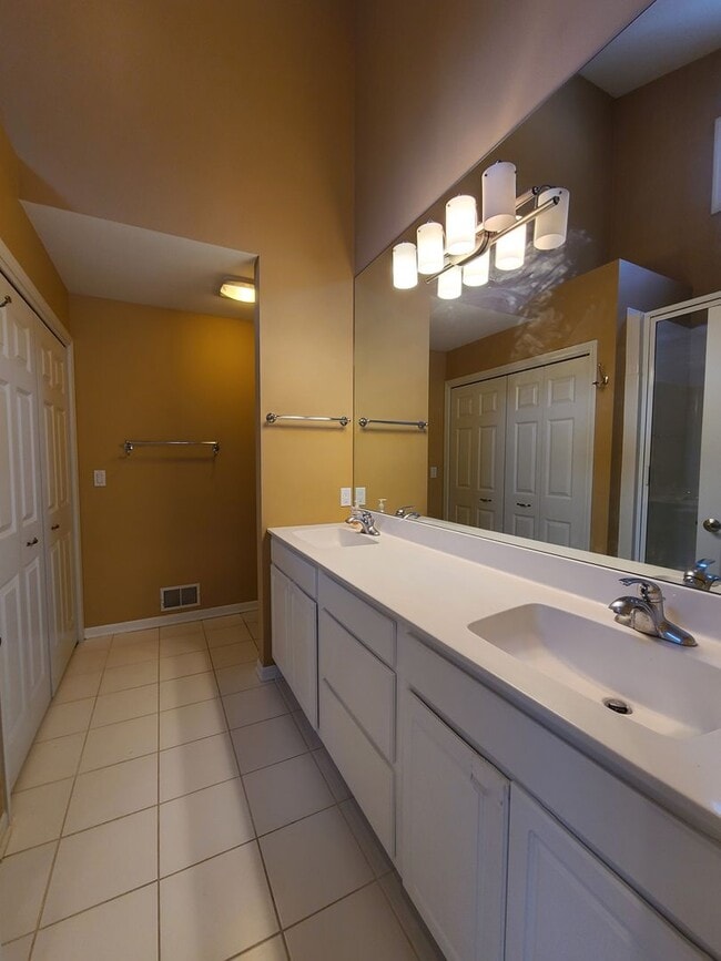 Building Photo - Spacious 4-Bedroom, 2.5-Bath Condo in St. Joseph