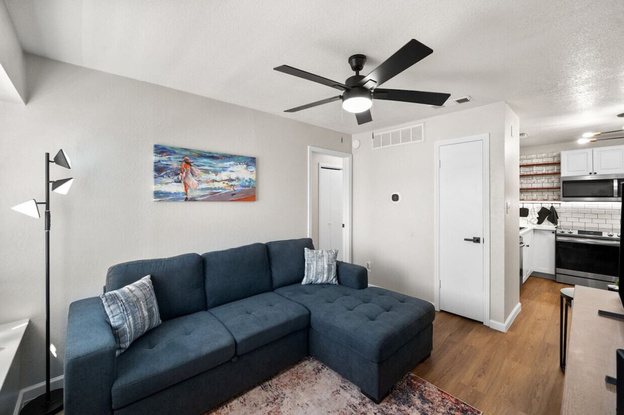Primary Photo - 1700 Crestpoint Dr