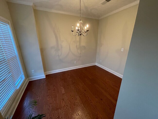 Building Photo - 4 bedrm, 3 bath, garage, pool, tennis cour...