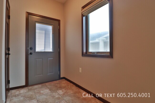 Building Photo - Elegant 2 Bedroom 2 Bathroom Twin Home in ...