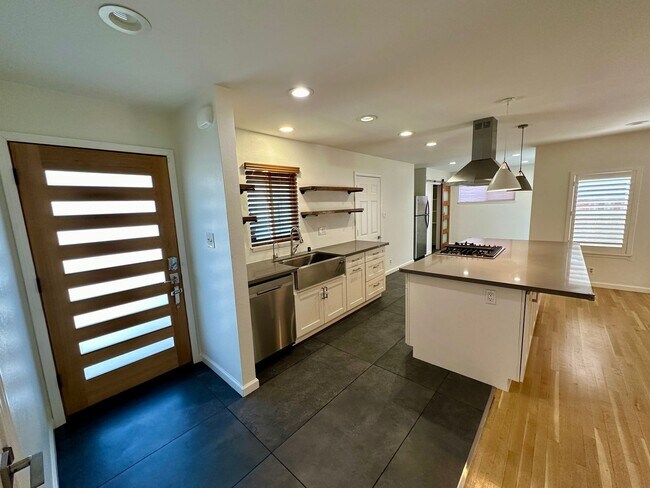 Building Photo - Willowmont Home with Open Floor Plan