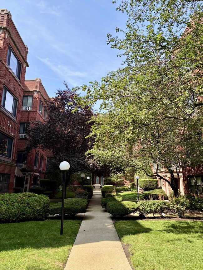 Building Photo - 906 W Sunnyside Ave