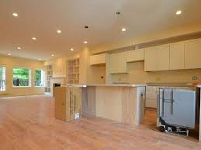 Building Photo - Beautiful Townhouse with Luxury Finishes, ...