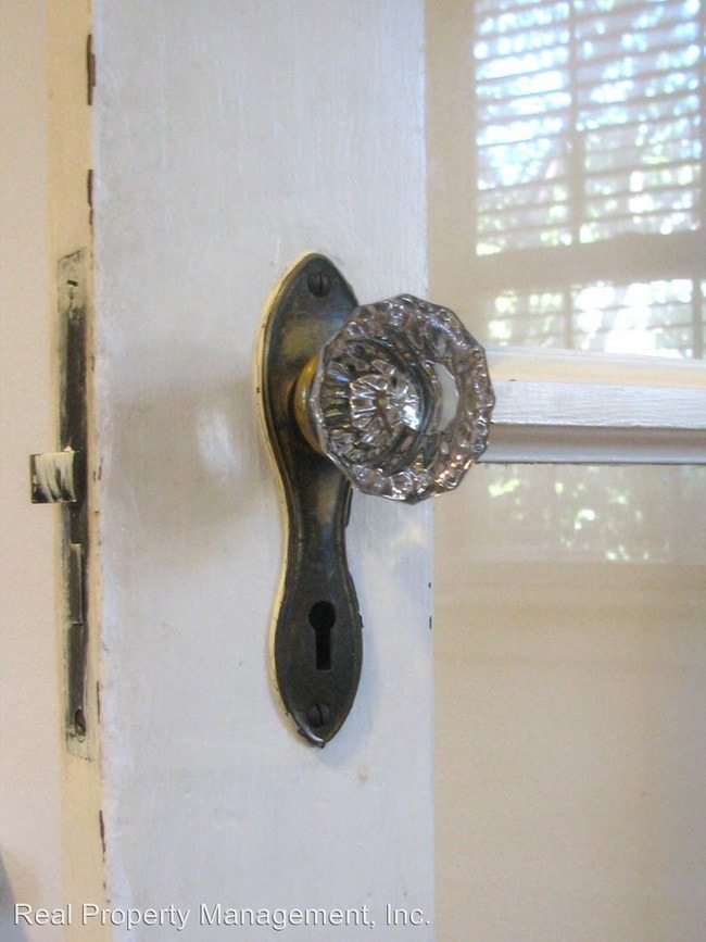 Building Photo - 432 3rd St NE