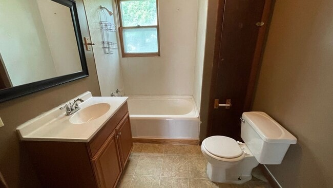 Building Photo - unique 1 bedroom, 1 bathroom “tree top” apartment