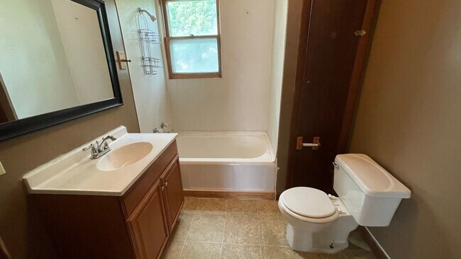 Foto del edificio - unique 1 bedroom, 1 bathroom “tree top” apartment