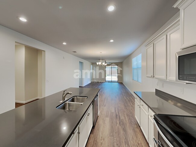 Building Photo - 215 E Salerno Way