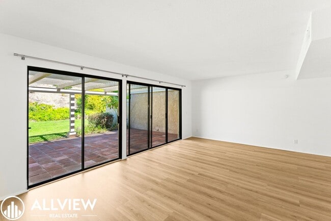 Building Photo - Turnkey 3 Bed, 2.5 Bath Townhome in San Cl...