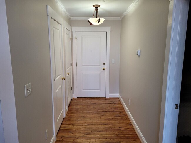 Building Photo - Furnished 2 Bedroom Condo at Historic Renf...