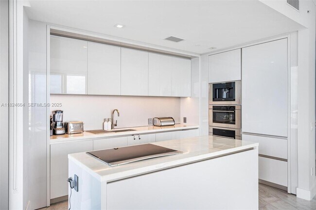 Foto del edificio - 18975 Collins Ave