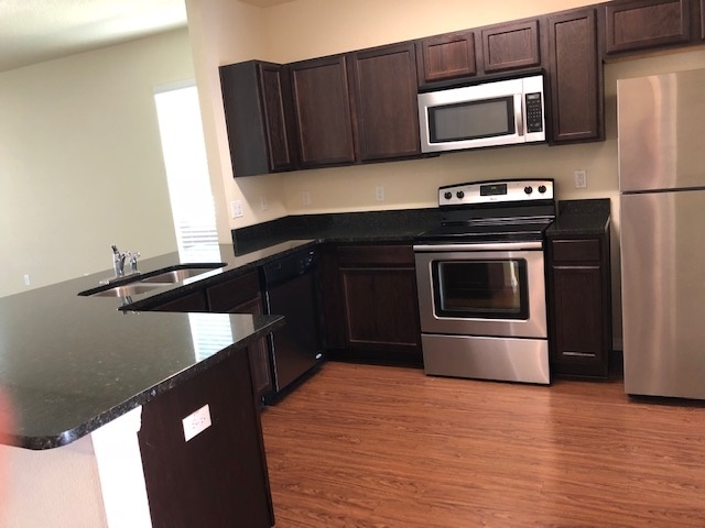 Large kitchens - 430 Belle Montclair Loop