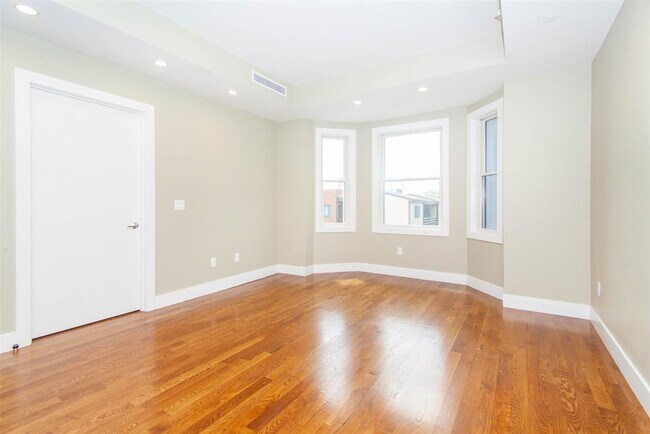 Foto del edificio - 900 E 2nd St