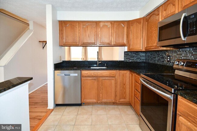 Foto del edificio - This bright and updated three level townhouse in Springfield offers a welcoming blend of style an...