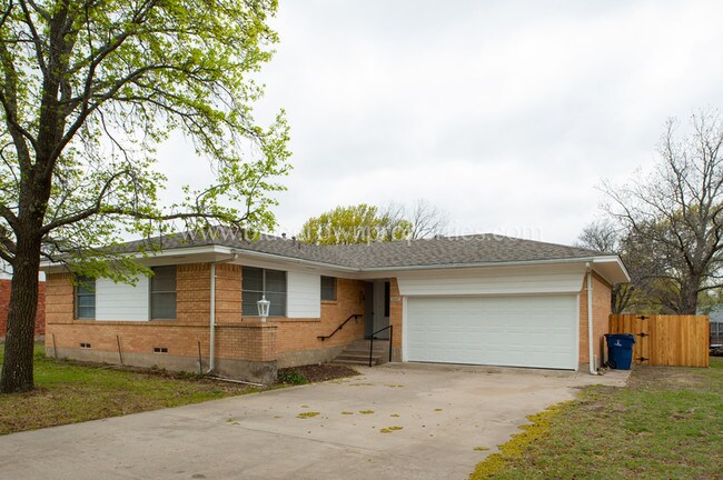 Building Photo - 9441 Dogwood St
