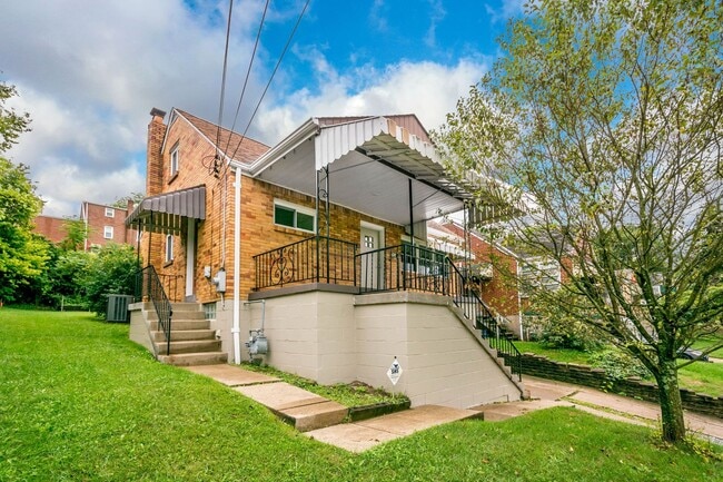 Building Photo - AVAILABLE AUGUST 1ST! DON'T MISS THIS BEAUTIFUL 3 BEDROOM IN WEST MIFFLIN!