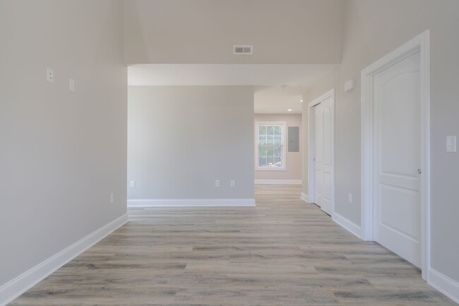 Building Photo - Oak Tree Townhome|3 bed, 2 bath| July 14th