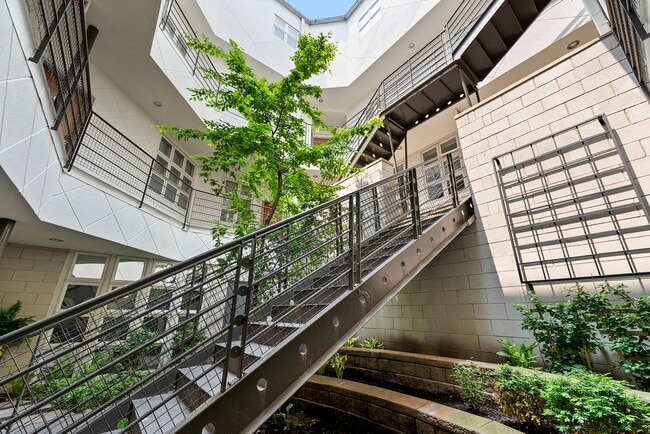 Foto del edificio - 2300 W Armitage Ave