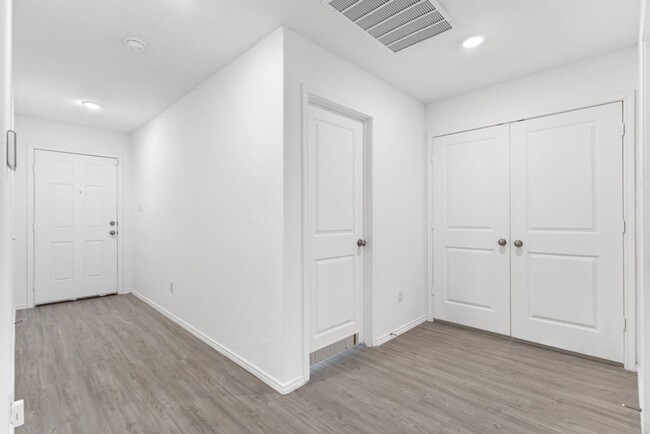 Building Photo - Charming Home Awaits: Spacious & in a Prime Location