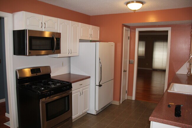 Kitchen - 160 Brittany Farms Rd