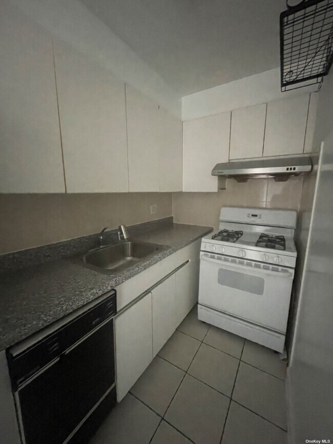 Foto del edificio - 87-30 62nd Ave