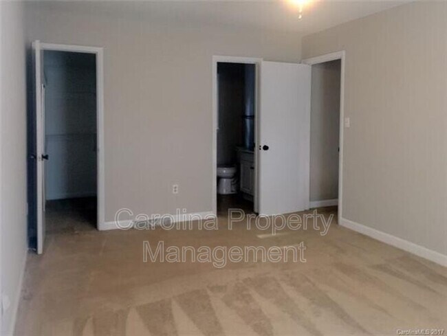 Foto del edificio - 12200 Painted Tree Rd