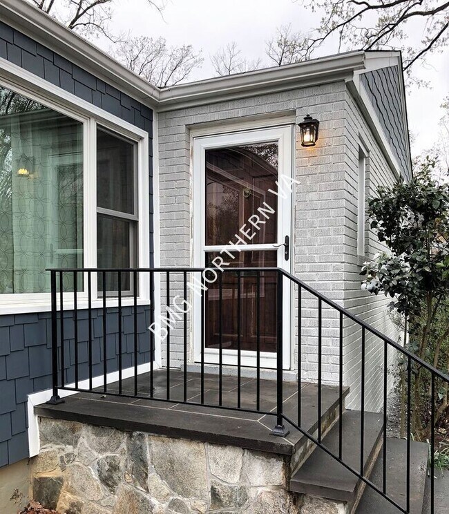 Building Photo - 1100 S Forest Dr