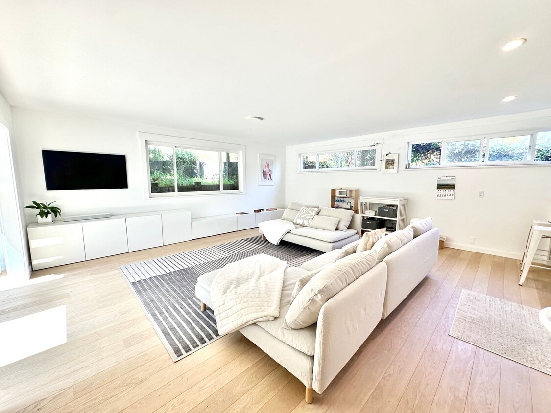 Primary Photo - Stunning Sun Valley Home