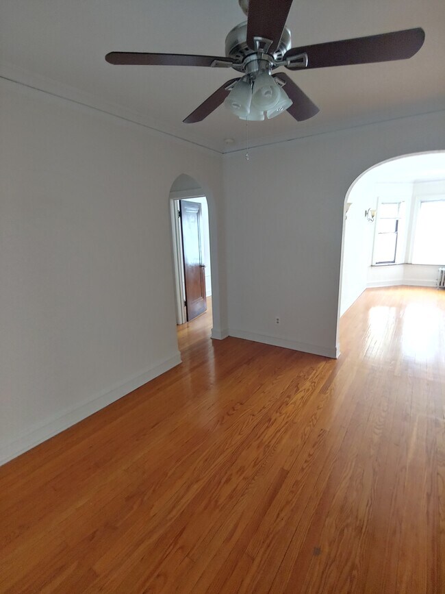 Building Photo - 1422 Thome W Ave