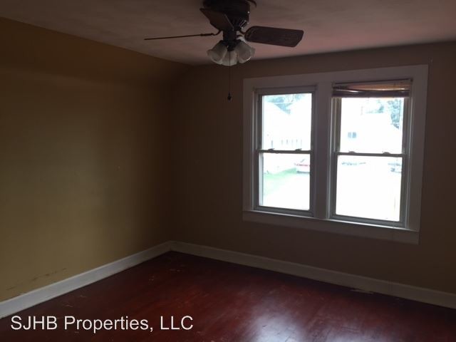 Building Photo - 1 br, 1 bath House - 109 Oak St Up