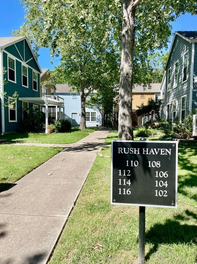 Building Photo - Superb Suburban Home with multiple outdoor...